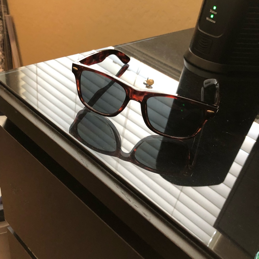 Tortoise shades